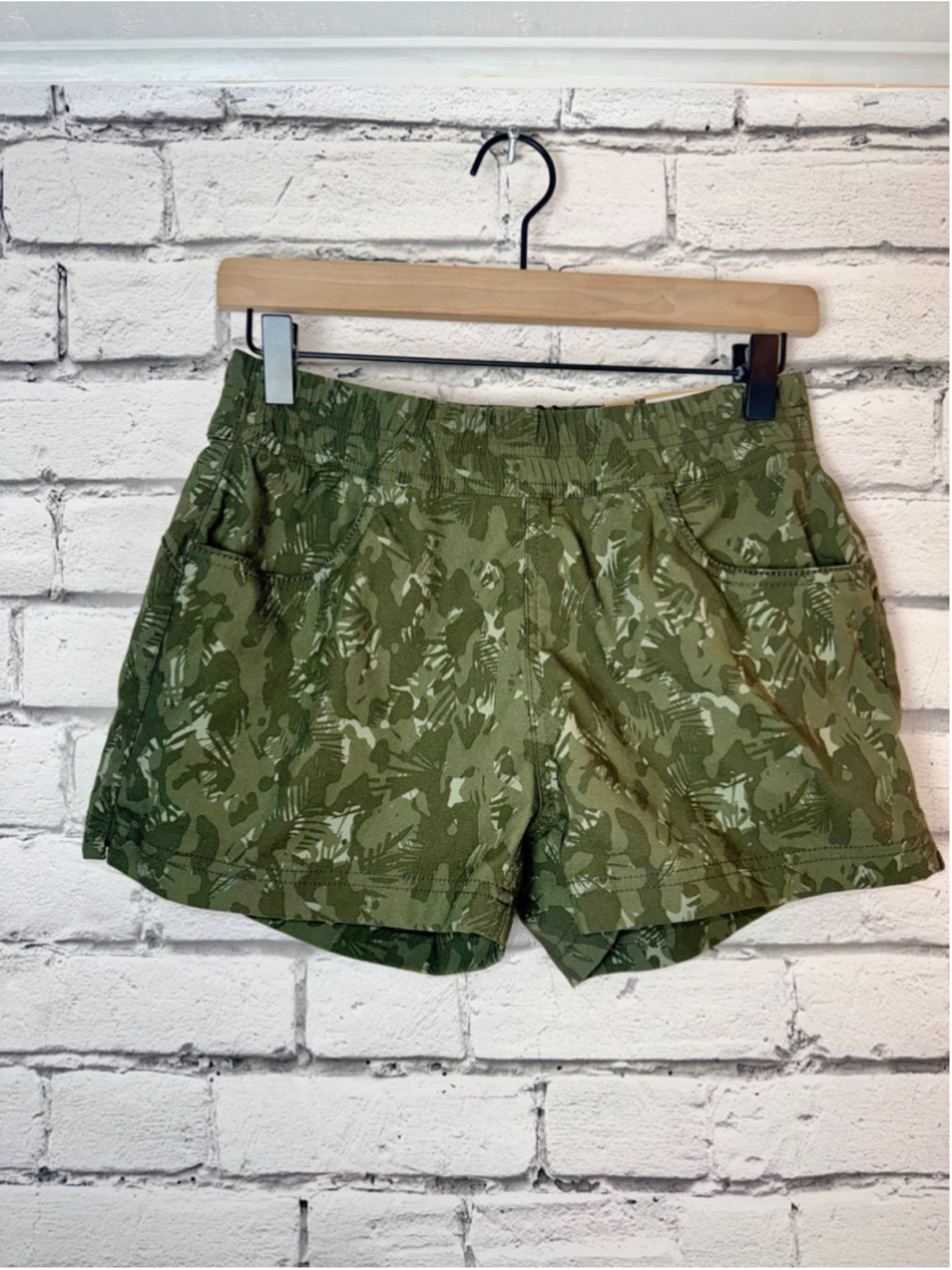 Women's Prana Camo Shorts size 4 Halle E-Waist Short II Green Hiking 3’ Inseam - Picture 2 of 15